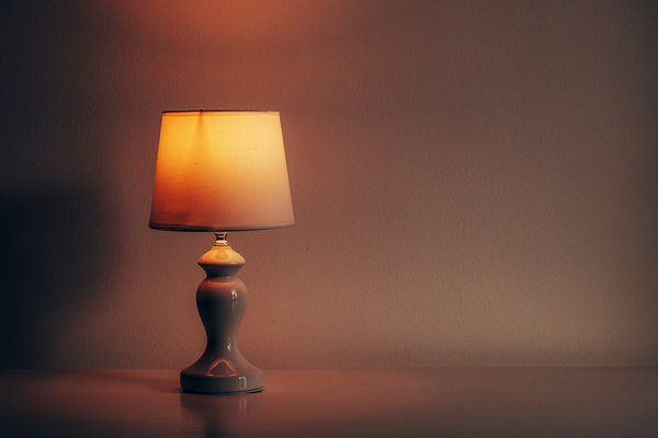 Éclairez votre nuit avec une lampe de chevet rouge élégante