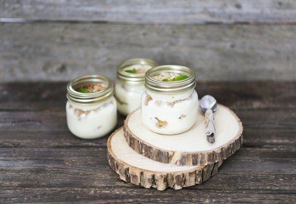 Comment intégrer des éléments de décoration en verre dans un salon contemporain?