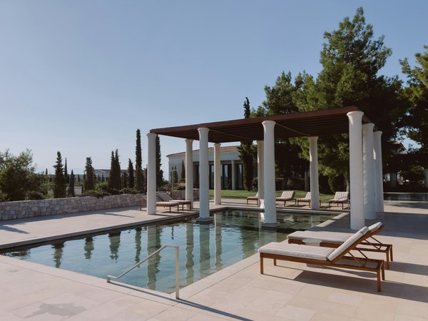 Harmonie parfaite : pergola piscine et pool house